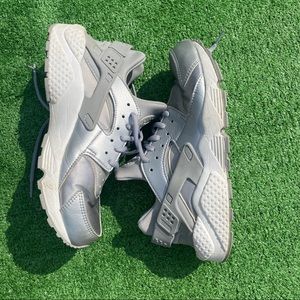 Nike Air Hurache Women’s SZ 8.5 Grey/Silver